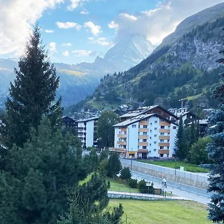 Creatini Mountain شقة